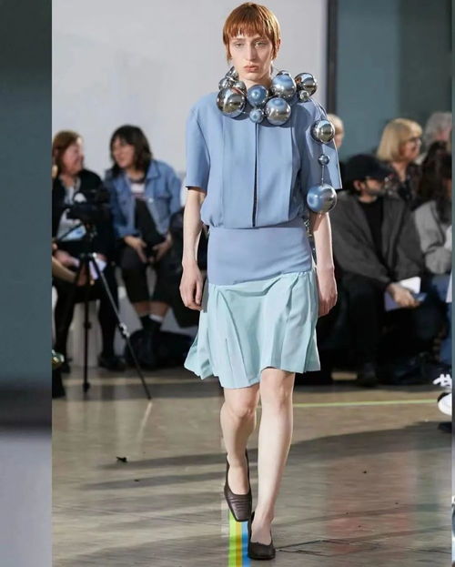 連著一塊布的時裝成為中央圣馬丁2023本科服裝設計畢業(yè)秀之最 世界四大服裝設計院校之一的圣馬丁又給到了什么驚喜