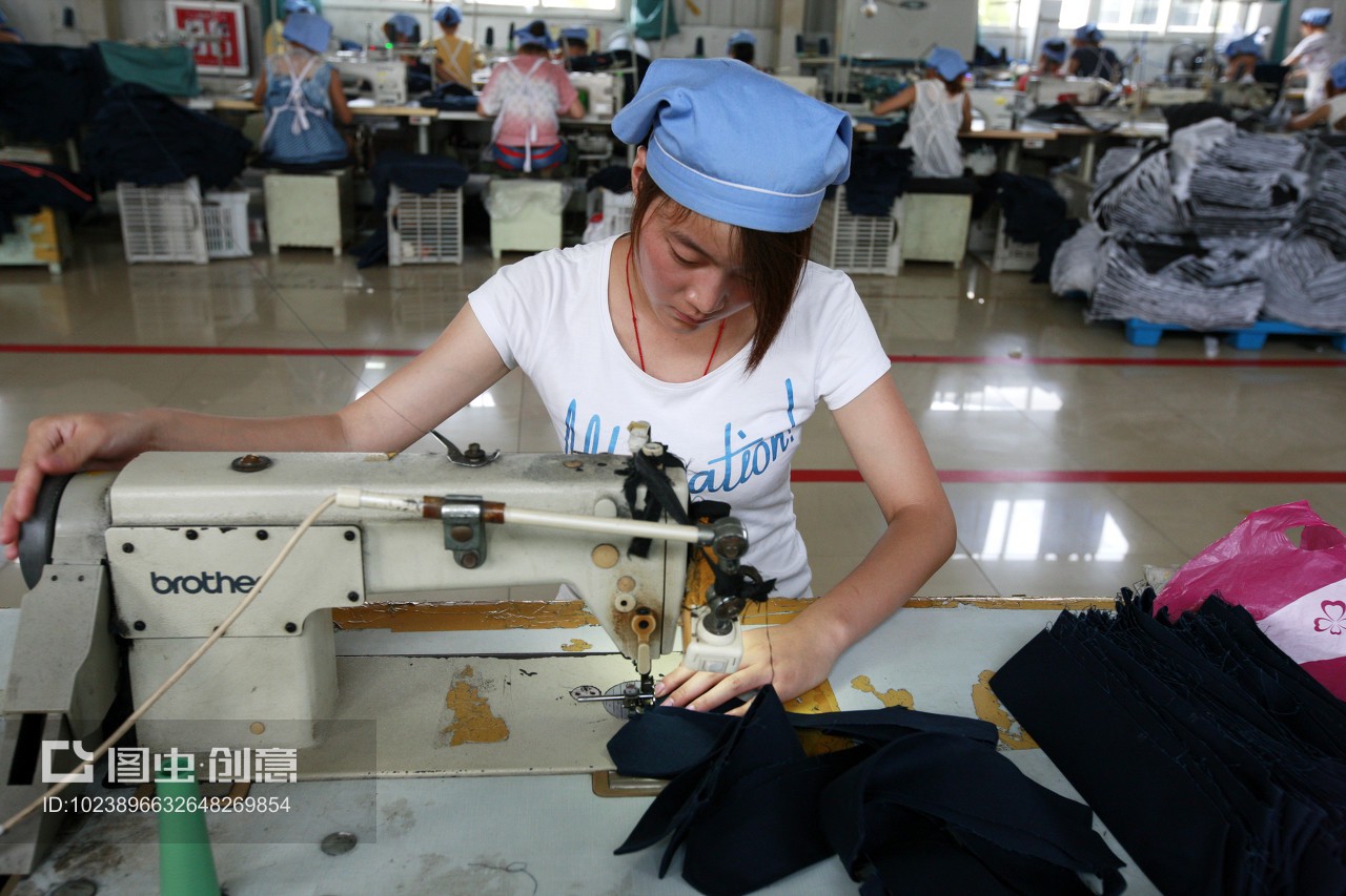 安徽省淮北市秋艷服裝廠,女工在生產(chǎn)車間內加工出口到歐美地區(qū)的服裝產(chǎn)品。